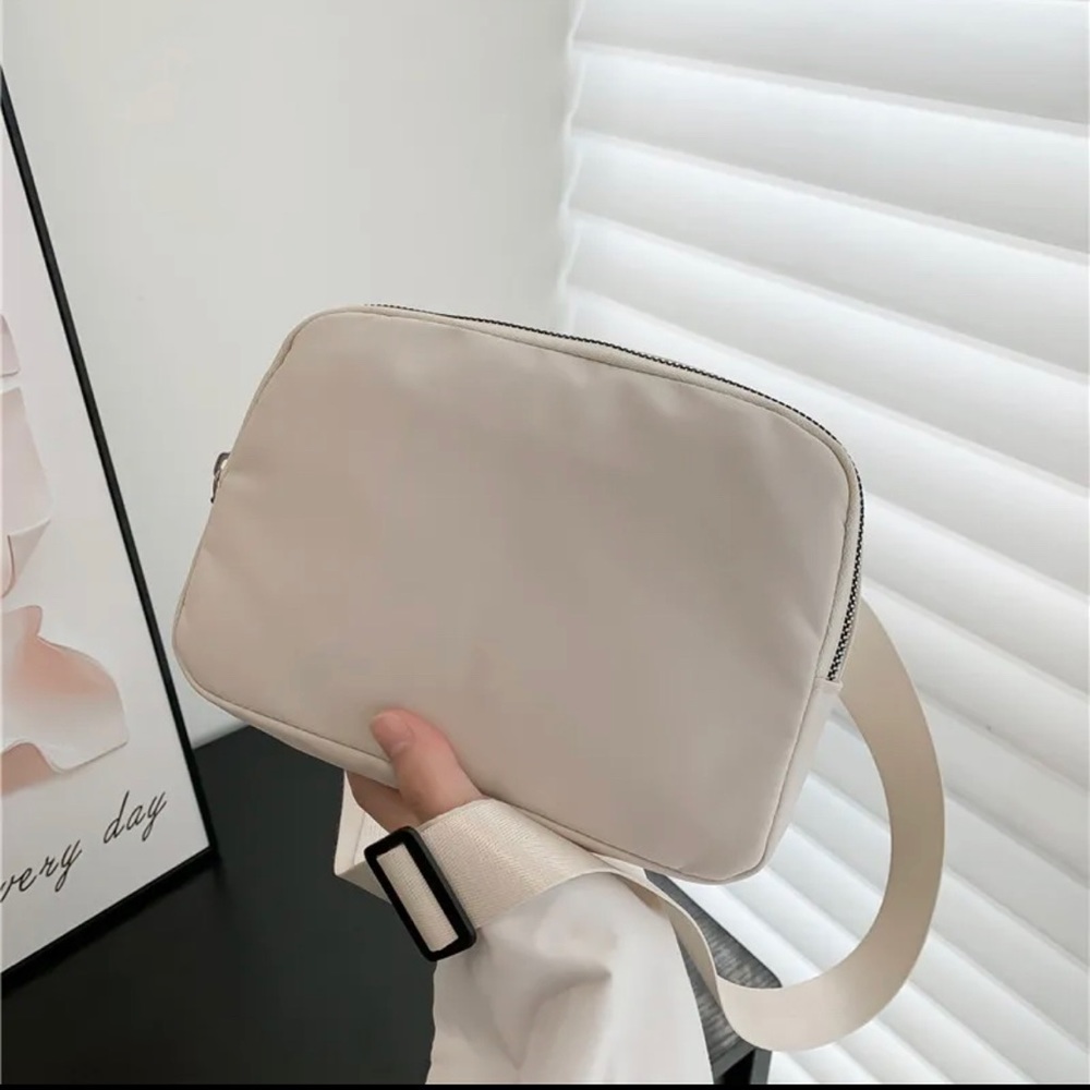 Crème colored belt bag